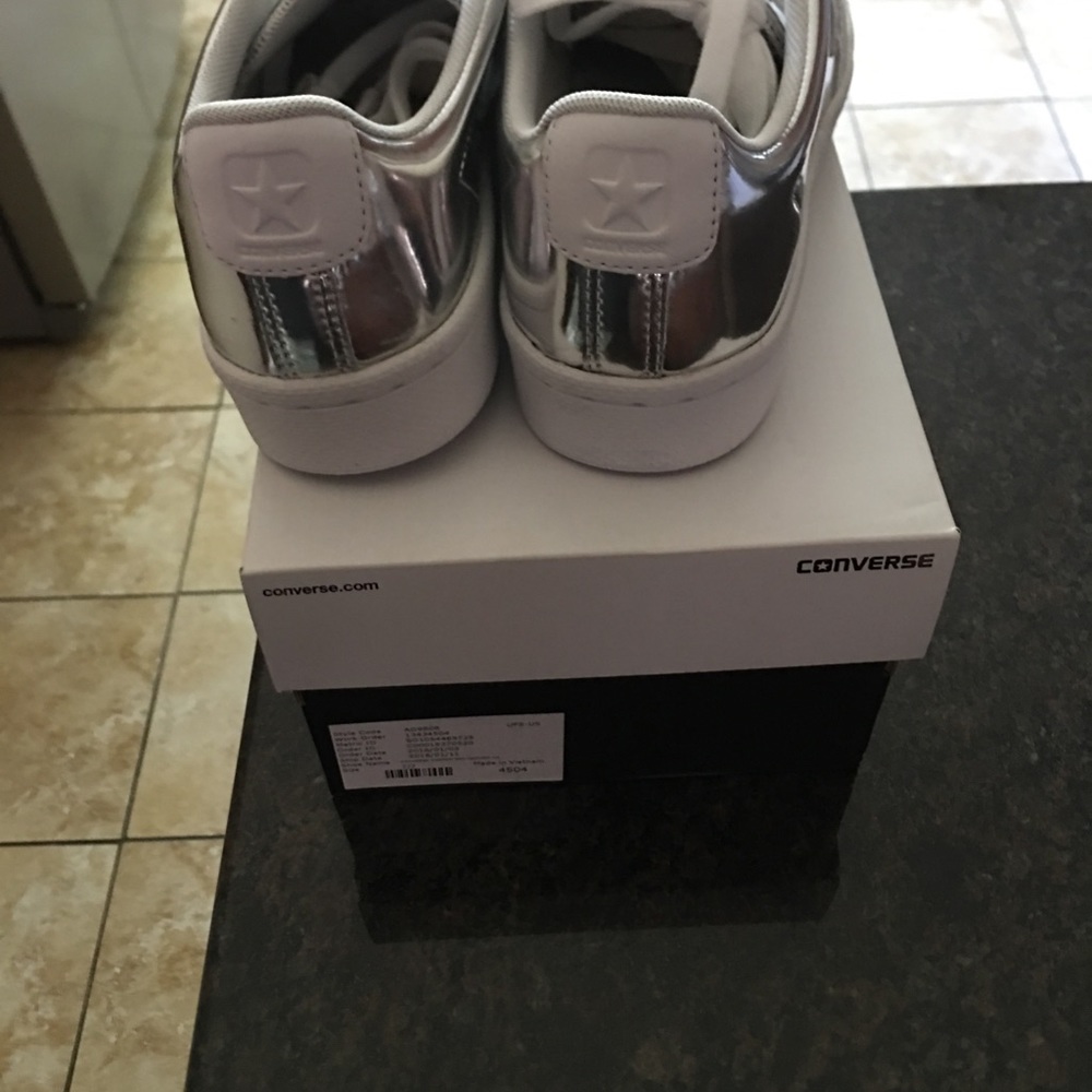 Brand New Converse Men’s Size 7 Women’s Size 8.5 - Picture 3 of 4